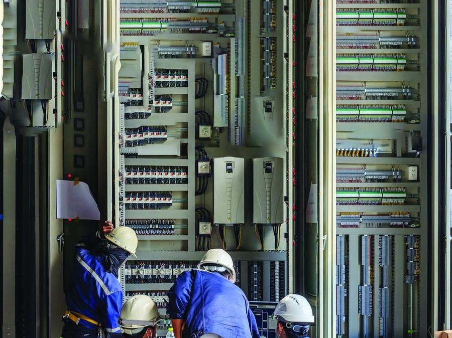 Tim teknisi memeriksa panel kontrol elektrikal