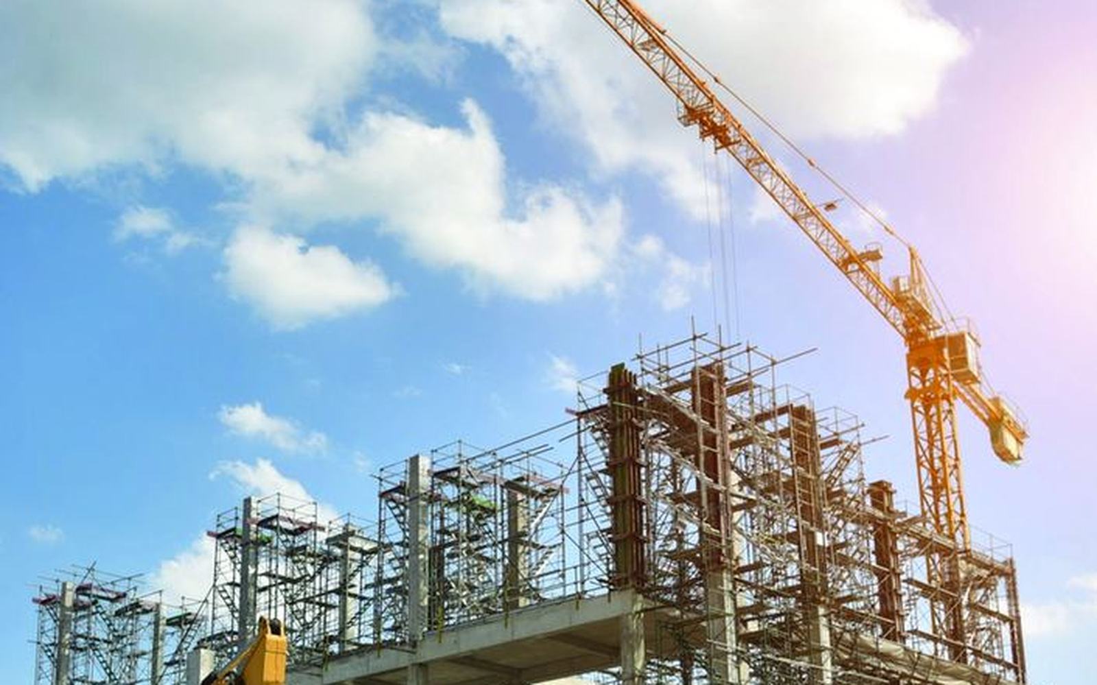 Proyek konstruksi gedung bertingkat dengan tower crane