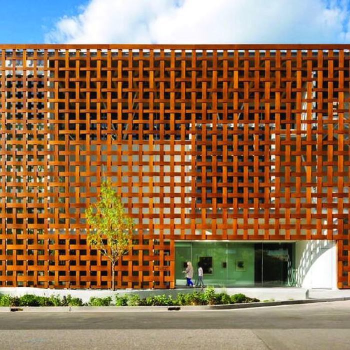 Fasad eksterior gedung dengan panel kayu