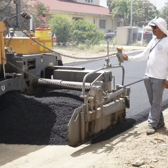 Alat berat menghampar aspal jalan
