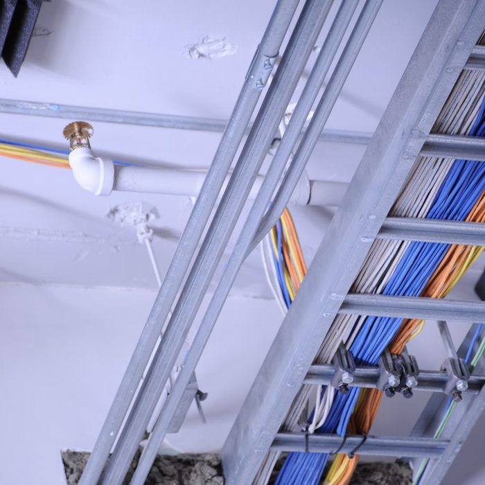 Instalasi kabel dan cable tray di plafon